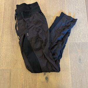 Lululemon unlined/curved joggers women’s size 6